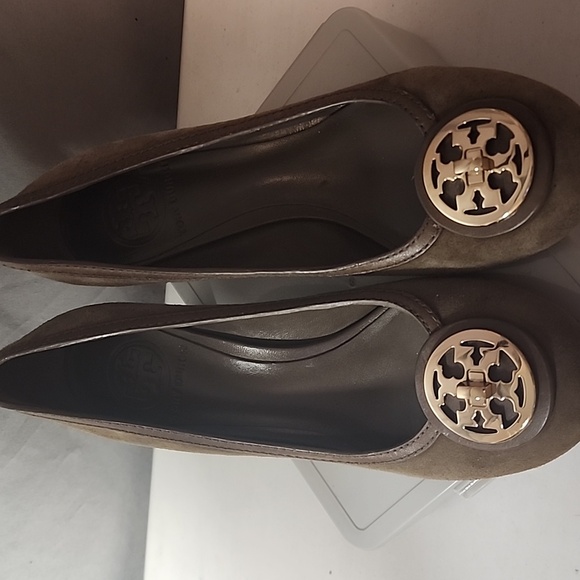 Tory Burch Brown Suede Heels with Logo Detail - Picture 5 of 6